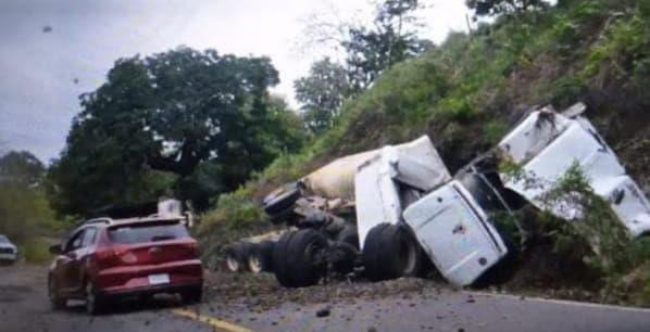 Tráiler choca contra taxi en Hueyapan de Ocampo: hay tres lesionados