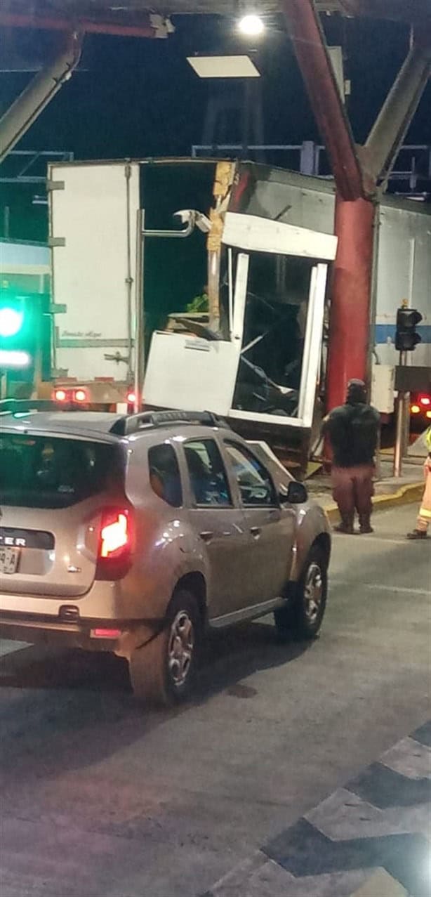 Tráiler se estrella contra la caseta de La Antigua