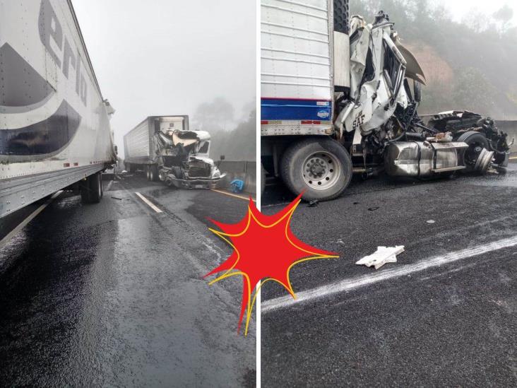 Densa niebla provoca choque de tráileres en la carretera Xalapa-Perote