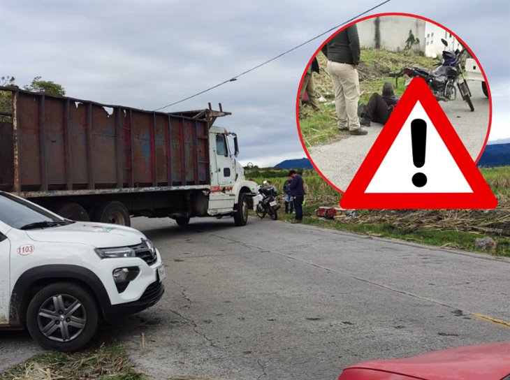 Motociclista choca contra un camión cañero en la carretera Xalapa-Alto Lucero 