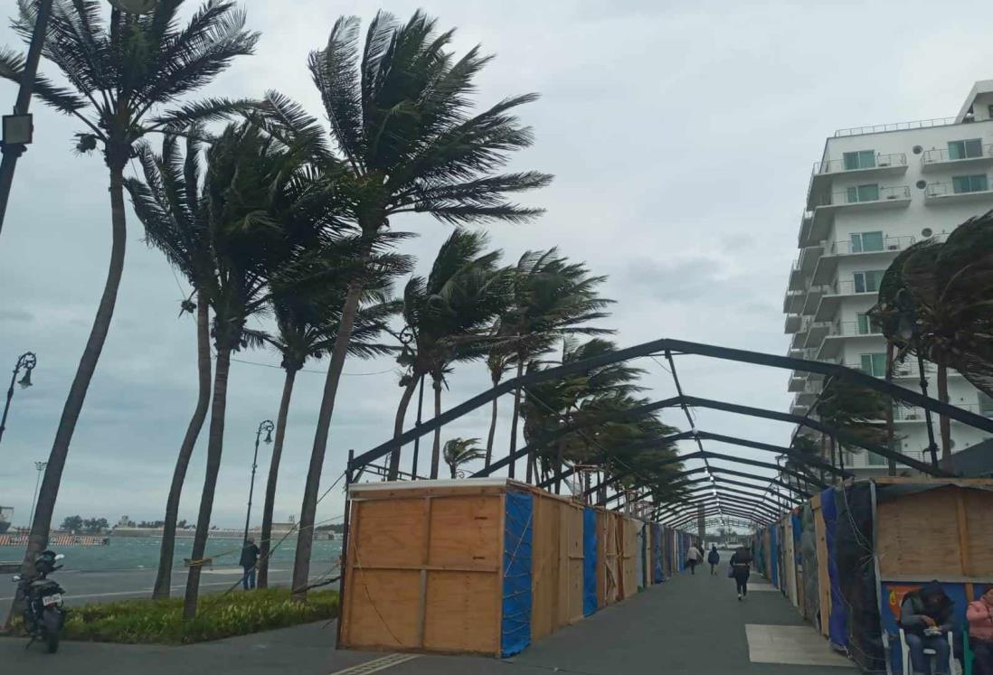 Fuertes vientos de norte espantan a los turistas en el malecón de Veracruz; luce casi vacío