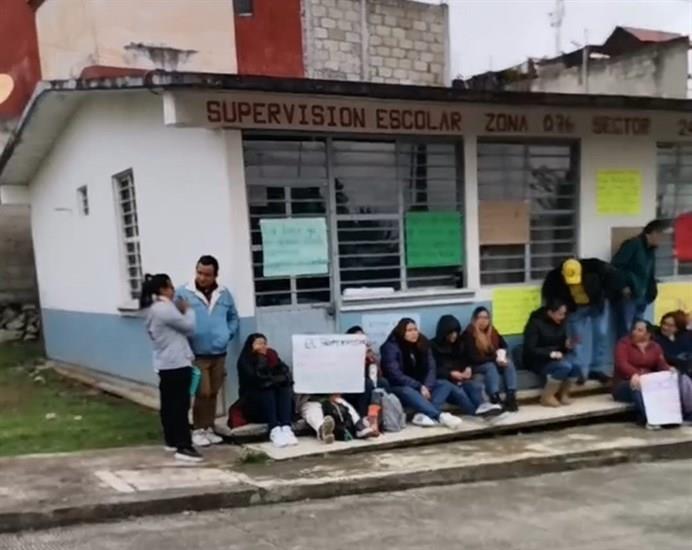 Protestan contra supervisor escolar en Huatusco; suspenden clases en más de 20 escuelas de la región