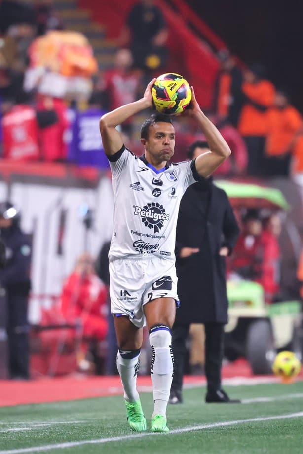 Querétaro recibe dos mordidas de Xolos