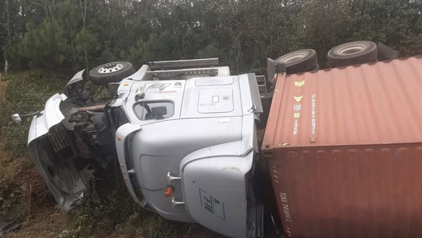 Volcó un tráiler en Xalapa-Perote y lo saquearon sin piedad