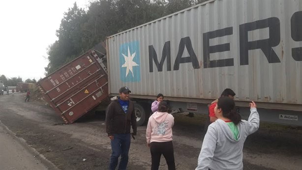 Volcó un tráiler en Xalapa-Perote y lo saquearon sin piedad