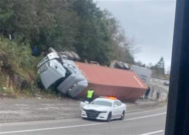 Volcó un tráiler en Xalapa-Perote y lo saquearon sin piedad