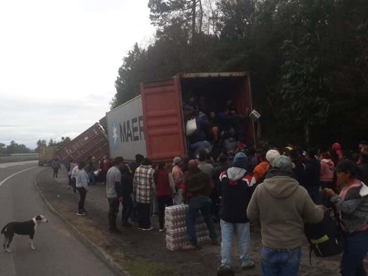 Volcó un tráiler en Xalapa-Perote y lo saquearon sin piedad