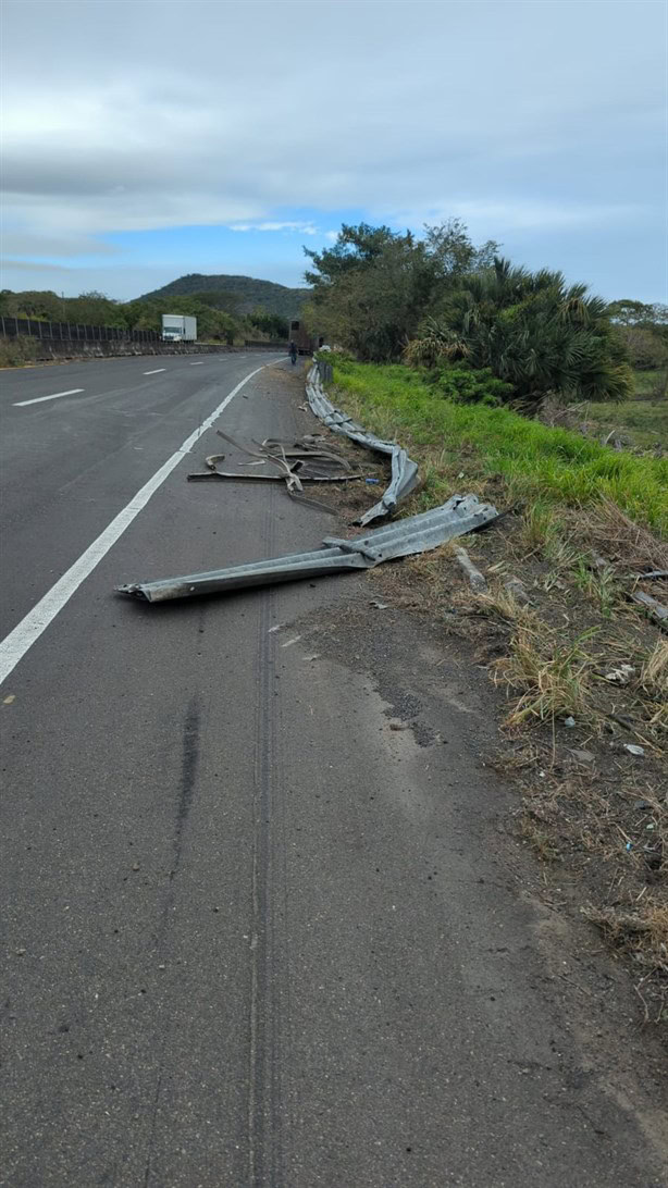 Tráiler se accidenta en Actopan, estuvo a punto de volcar con todo y ganado