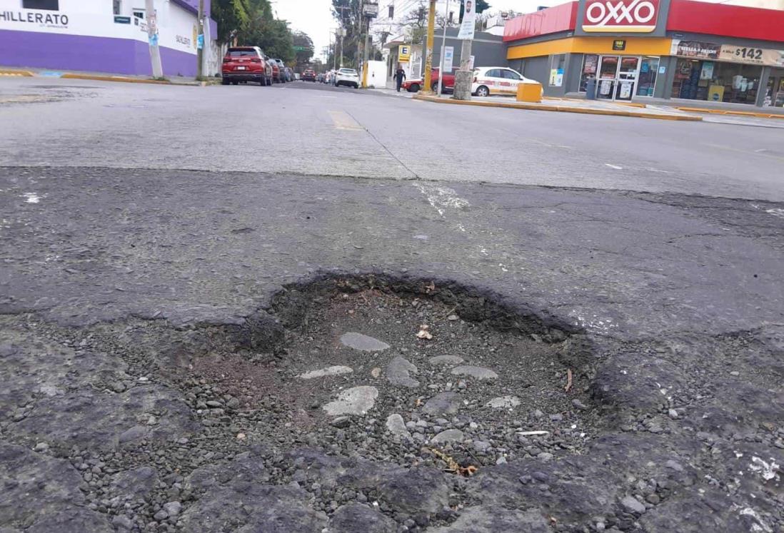 Vecinos advierten sobre baches en la colonia Centro de Veracruz