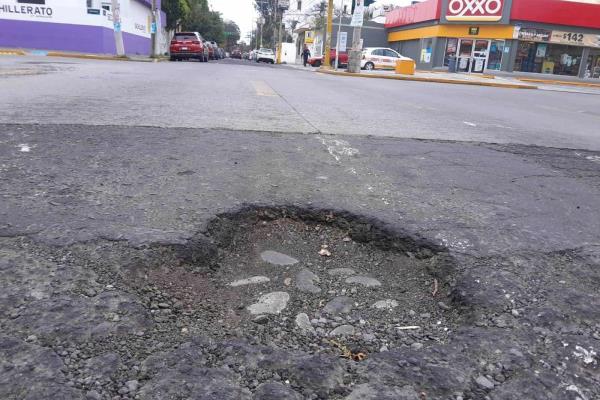 Vecinos advierten sobre baches en la colonia Centro de Veracruz