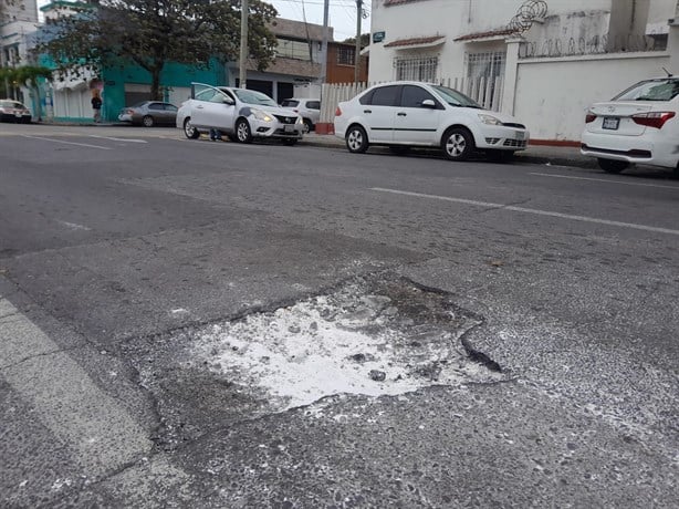 Vecinos advierten sobre baches en la colonia Centro de Veracruz