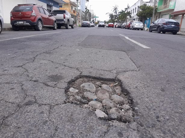 Vecinos advierten sobre baches en la colonia Centro de Veracruz