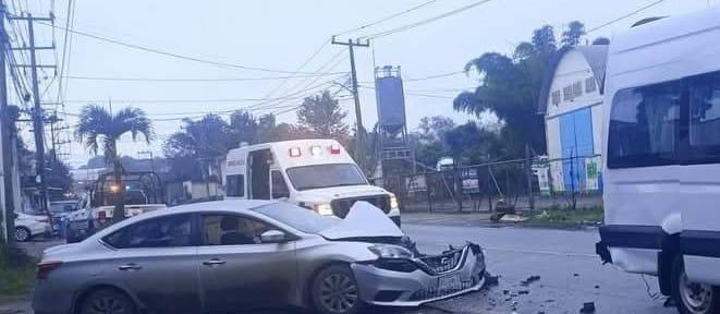 Conductor ebrio choca contra Van de transporte en Coatepec