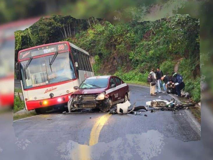 Por un mal rebase; taxista impacta a motociclista en carretera Orizaba-Zongolica