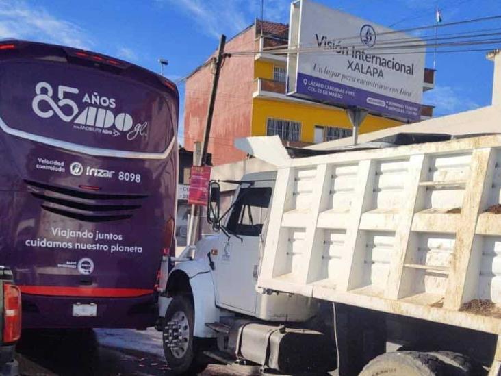 Choque menor desata el caos vial en Xalapa