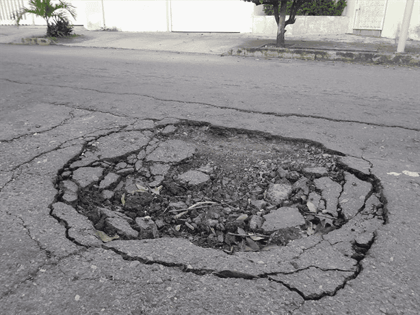 Vecinos del fraccionamiento Reforma piden atender baches y socavones