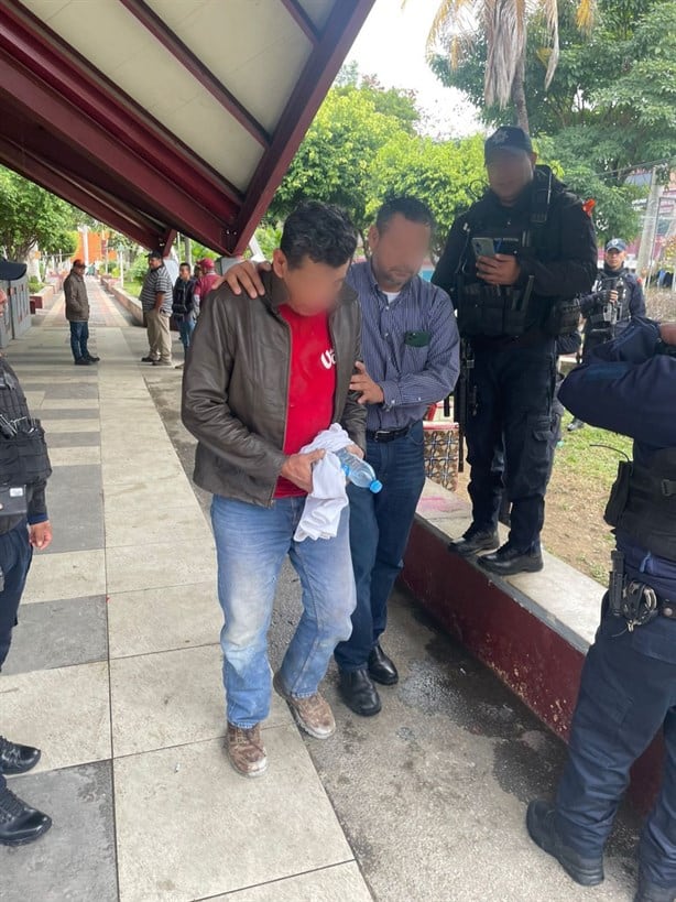 Quería arrojarse de pérgola del parque Juárez en Poza Rica