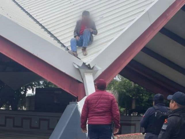 Quería arrojarse de pérgola del parque Juárez en Poza Rica