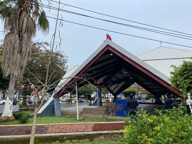 Quería arrojarse de pérgola del parque Juárez en Poza Rica