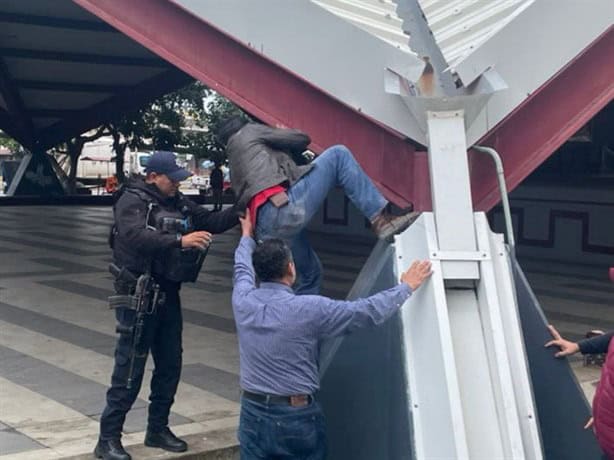 Quería arrojarse de pérgola del parque Juárez en Poza Rica