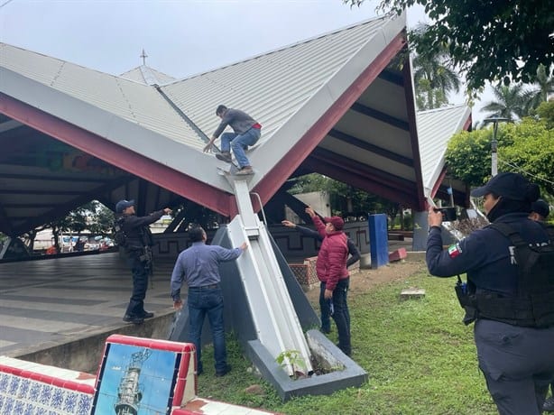 Quería arrojarse de pérgola del parque Juárez en Poza Rica