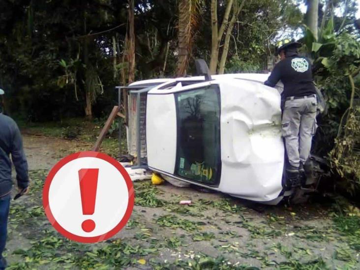 Vuelca camioneta en carretera Fortín-Xalapa