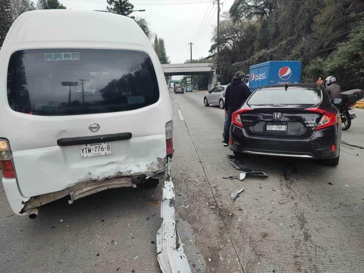 Honda pierde control y embiste camioneta en avenida de Xalapa; caos vehicular