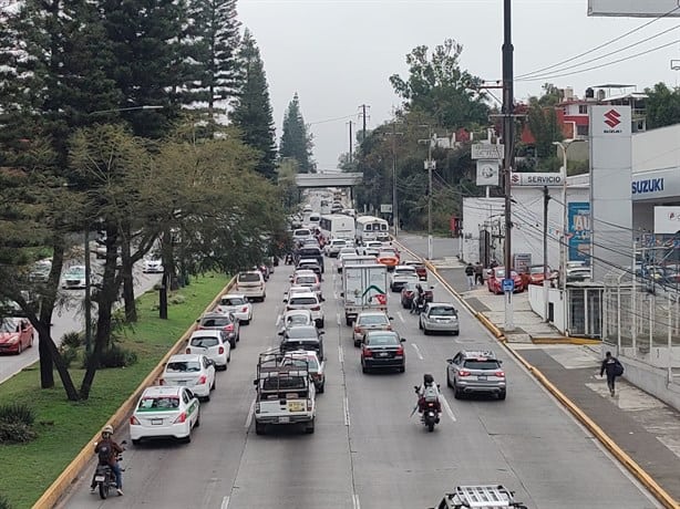 Honda pierde control y embiste camioneta en avenida de Xalapa; caos vehicular