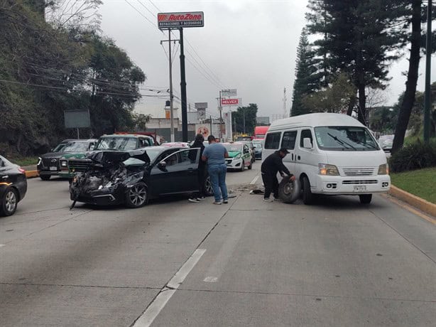 Honda pierde control y embiste camioneta en avenida de Xalapa; caos vehicular