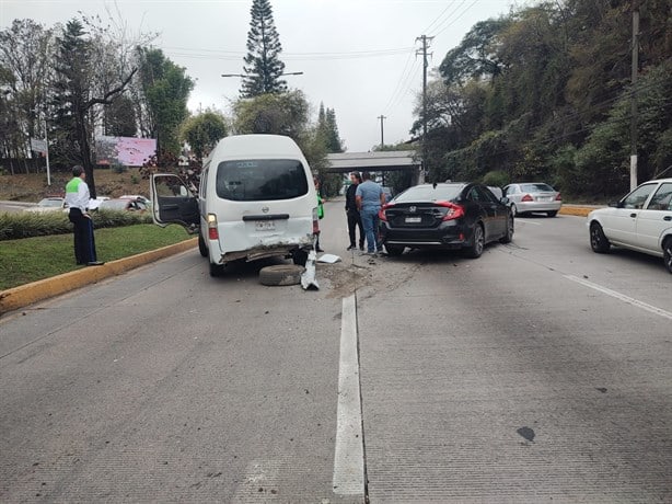 Honda pierde control y embiste camioneta en avenida de Xalapa; caos vehicular