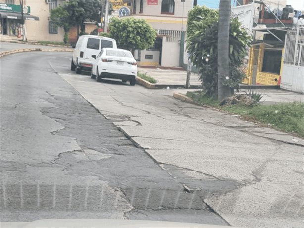 Se cae a pedazos: avenida Chedraui Caram en Xalapa con alcantarilllas y calles en pésimas condiciones