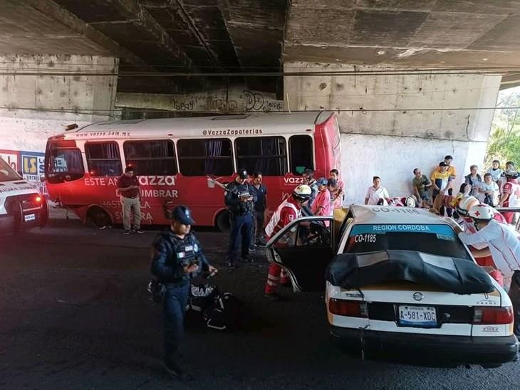 Fuerte choque entre taxi y autobús en el puente de Tranca de Tubos deja a seis lesionados