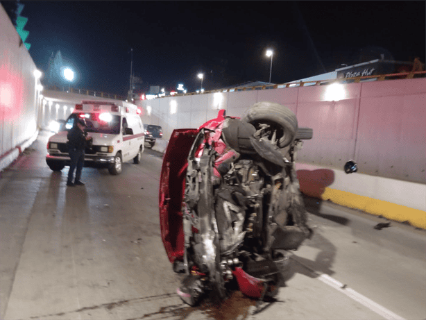 Se registra aparatosa volcadura de auto en avenida  Lázaro Cárdenas en Xalapa; se durmió al volante (+Video)