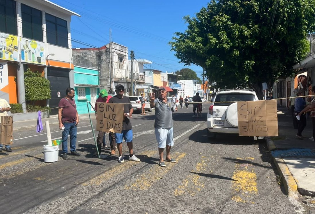 Vecinos de la colonia Zaragoza cierran calles tras tres días sin luz