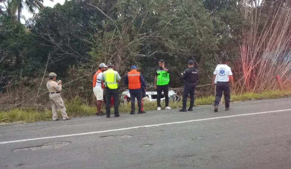 Automóvil vuelca en carretera Cardel-Nautla; no se reportan lesionados