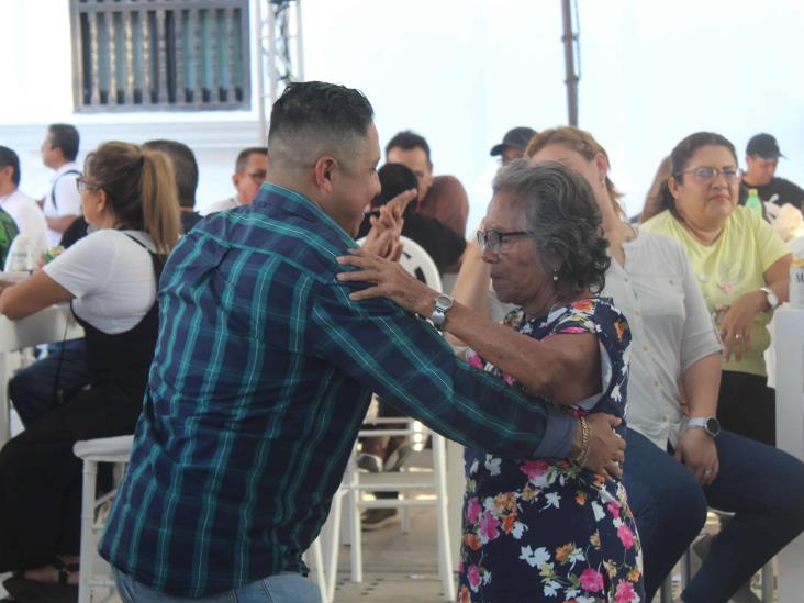 Locales y turistas deleitan a su paladar con En medio de un ambiente familiar gozaron de la gastronomía proveniente del mar y música en vivo