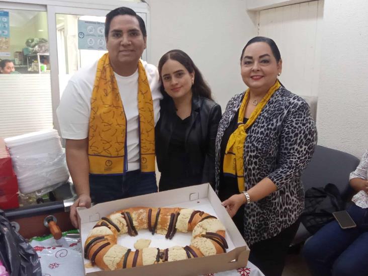 Niños de Amanc Veracruz reciben rosca de reyes y juguetes