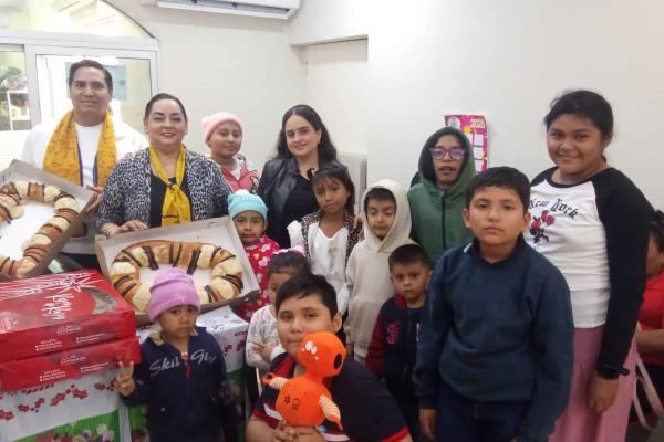 Niños de Amanc Veracruz reciben rosca de reyes y juguetes