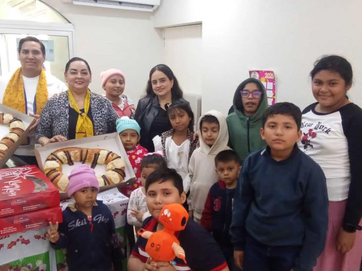 Niños de Amanc Veracruz reciben rosca de reyes y juguetes