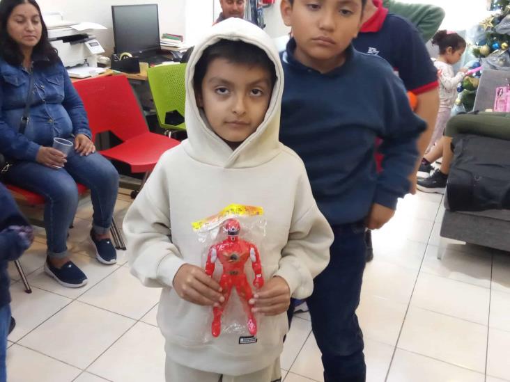 Niños de Amanc Veracruz reciben rosca de reyes y juguetes