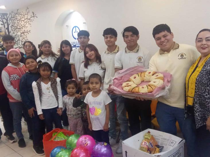 Niños de Amanc Veracruz reciben rosca de reyes y juguetes