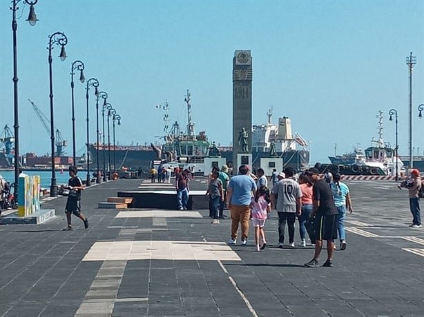 Tras frente frío artesanos del malecón de Veracruz esperan incremento de ventas