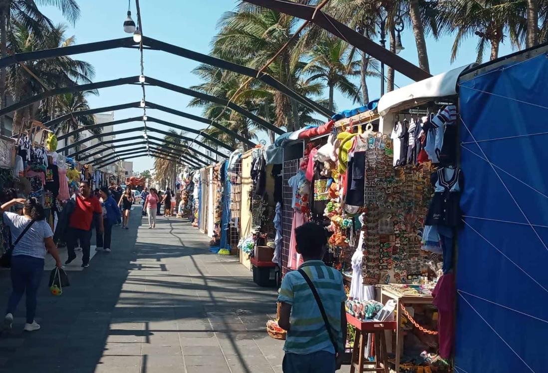 Tras frente frío artesanos del malecón de Veracruz esperan incremento de ventas