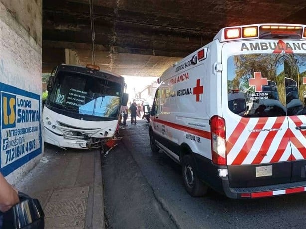 Fuerte choque entre taxi y autobús en el puente de Tranca de Tubos deja a seis lesionados