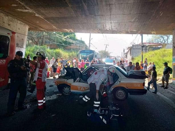 Fuerte choque entre taxi y autobús en el puente de Tranca de Tubos deja a seis lesionados