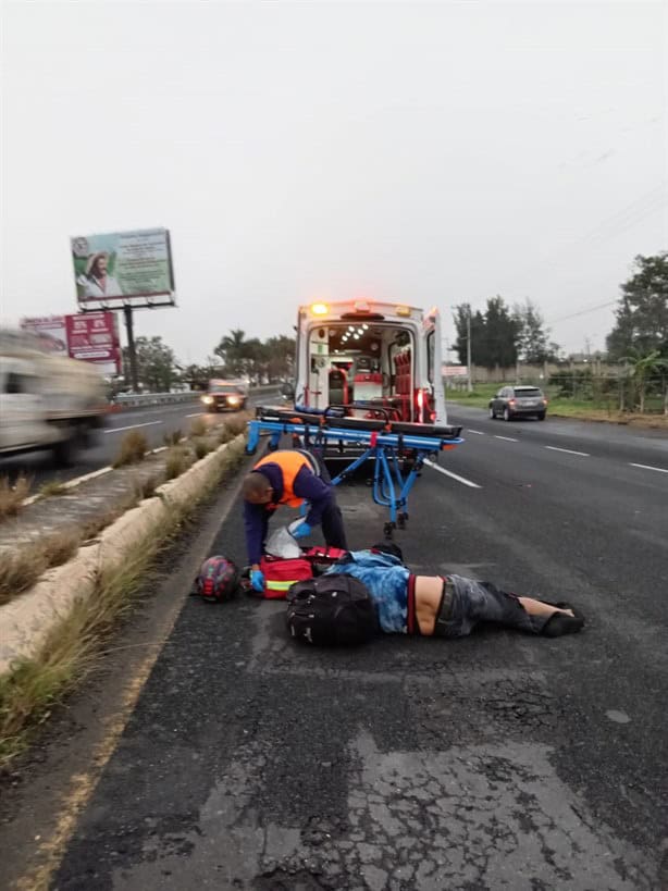 Dos hermanos derrapan y sufren accidente frente al aeropuerto El Lencero; uno está grave