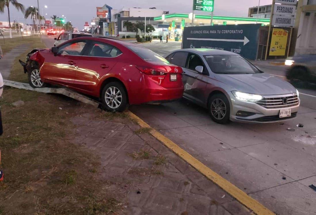 Automóviles chocan y derriban luminaria en bulevar Ruiz Cortines, Boca del Río