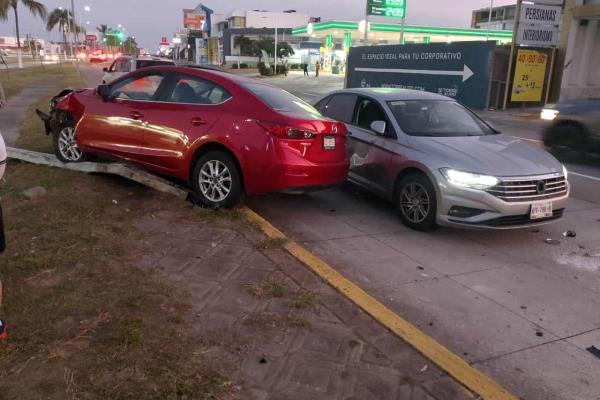Automóviles chocan y derriban luminaria en bulevar Ruiz Cortines, Boca del Río