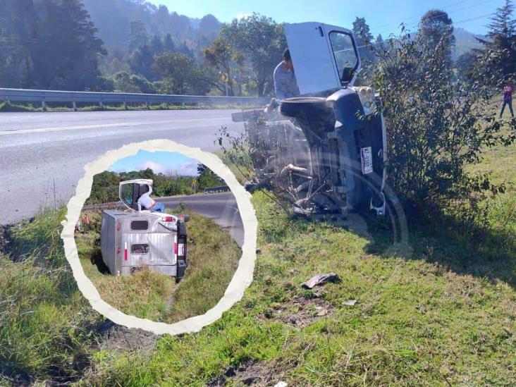 Camioneta sufre volcadura en curvas de Toxtlacoaya