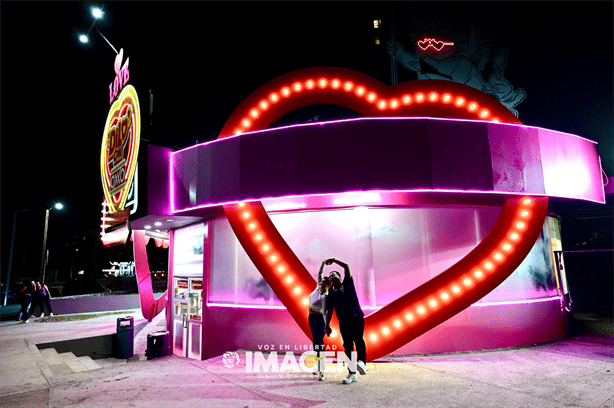 Descubre el Oxxo viral de Boca del Río por su decorado de San Valentín